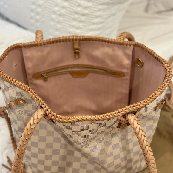 This is a beautiful Louis Vuitton Neverfull MM from Vintage Boho Bags… - Picture 4 of 5